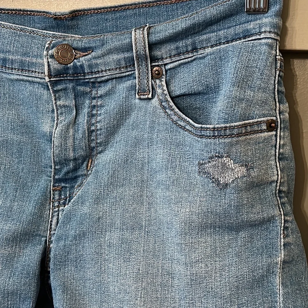 Levi's Mid-Length Women's Shorts Denim Jean Shorts Medium Wash Size 26